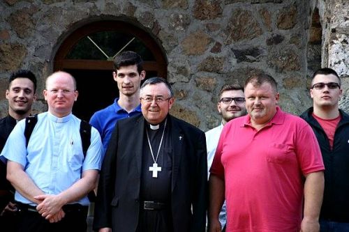 Kardinal Vinko Puljić i bogoslovi u posjetu Etno selu 