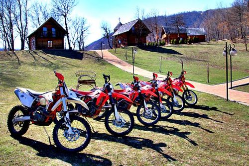 Unajmljivanje enduro motora i opreme u Etno selu 